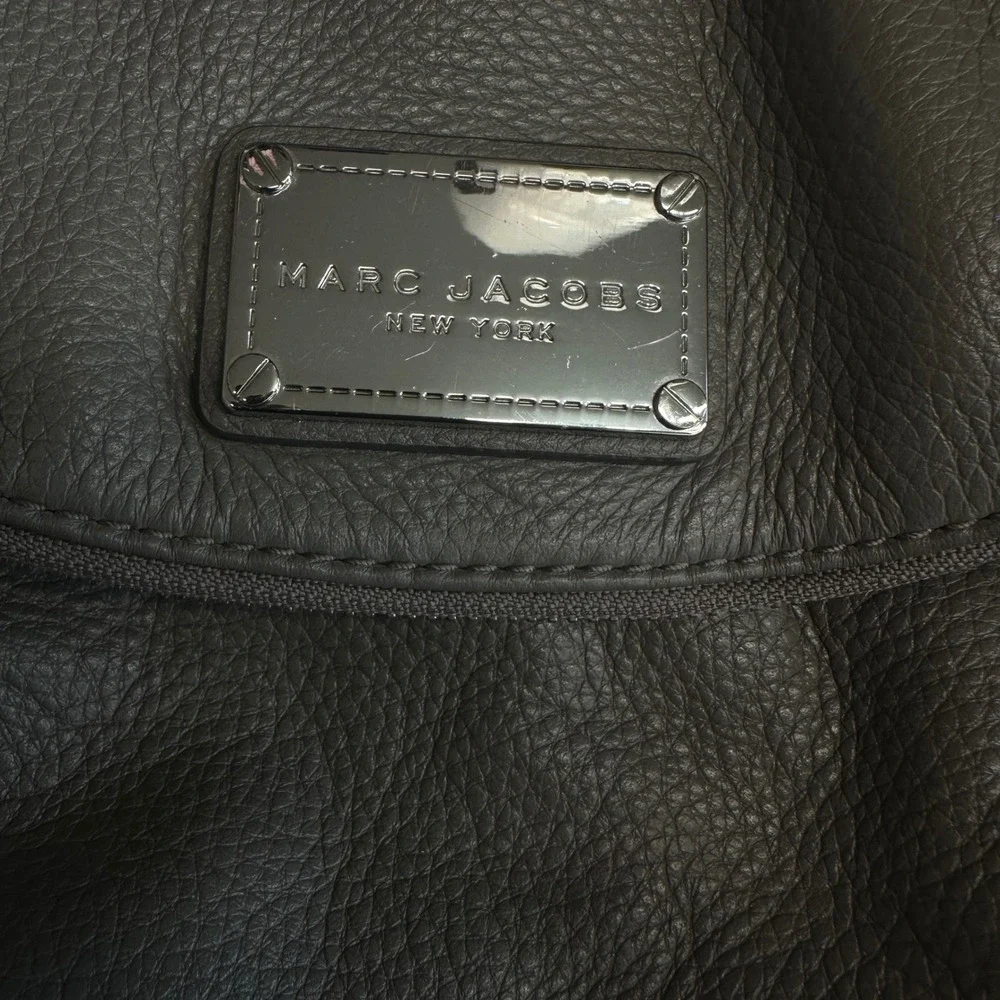 Marc Jacobs Grey Pebbled Leather Crossbody Bag Silver Logo Plaque Slouchy Hobo